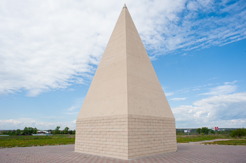 High pyramid polished 7 cm (2,76 inch)