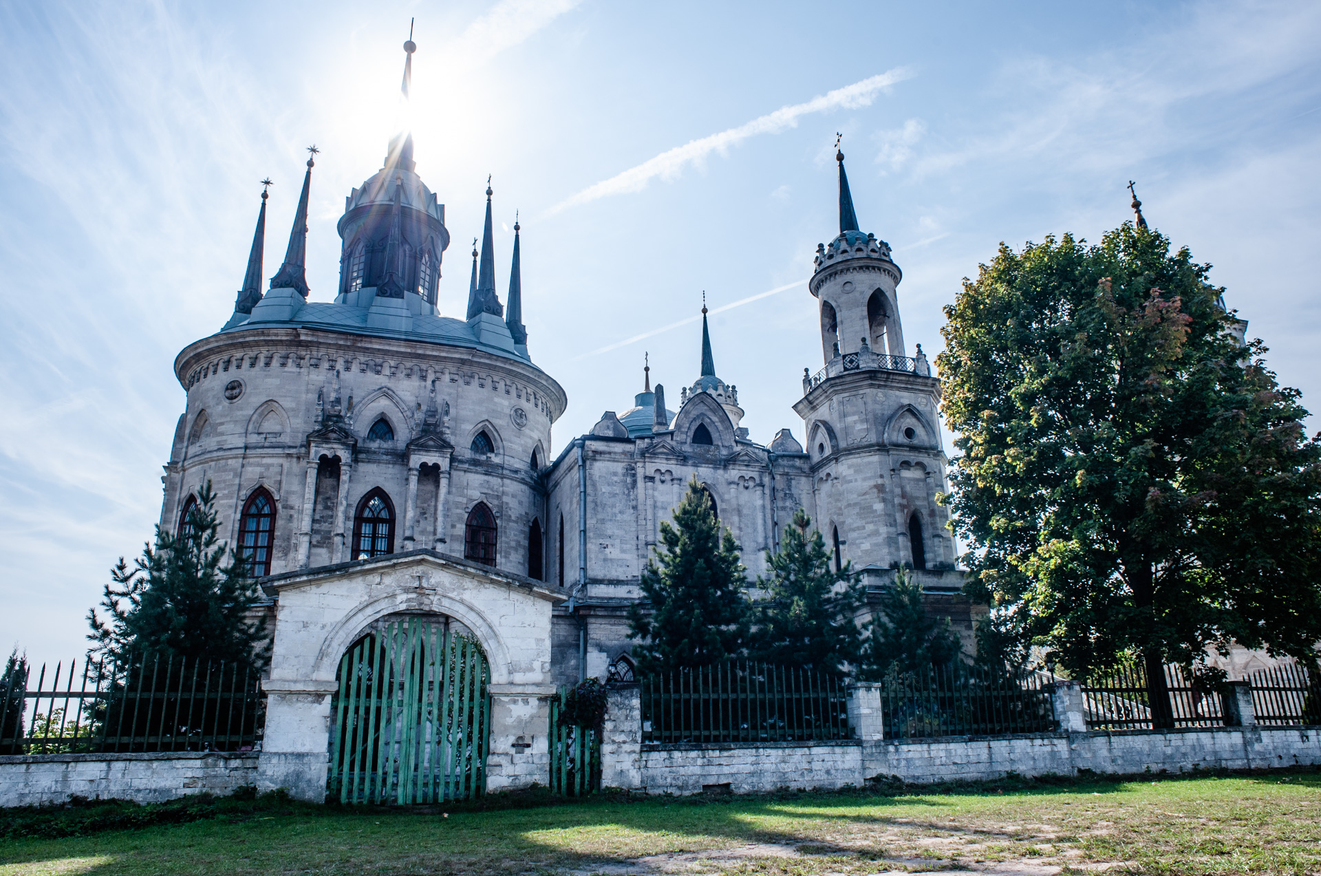 Красивые места для фотосъемок в Подмосковье: зеркальный куб, лабиринт в  лесу и храм-корона