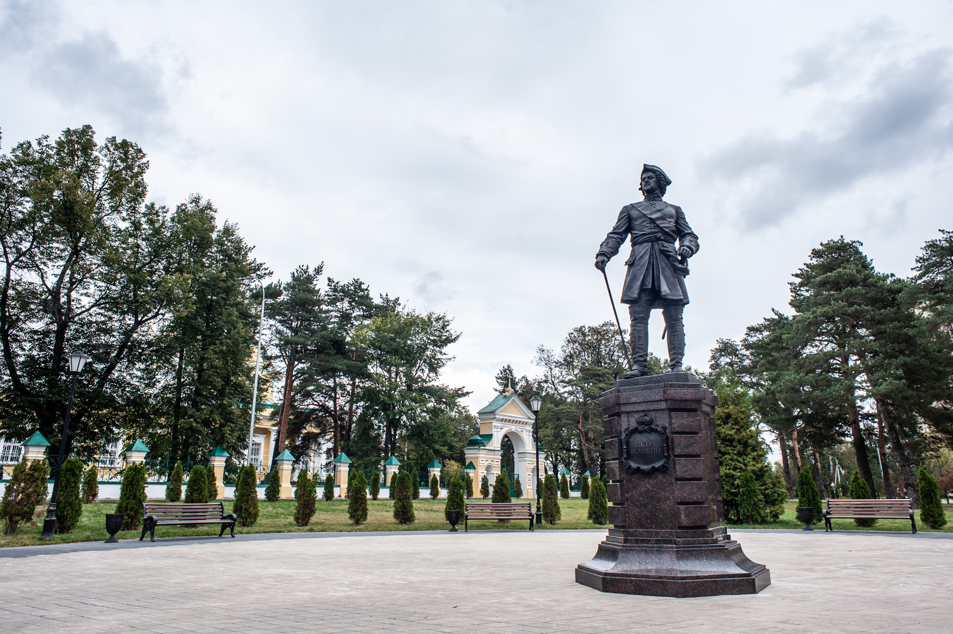 Лосиный город. Никольский парк Лосино Петровский. Достопримечательности города Лосино-Петровский. Лосино Петровский аллея. Памятник Петру 1 в Лосино Петровском.