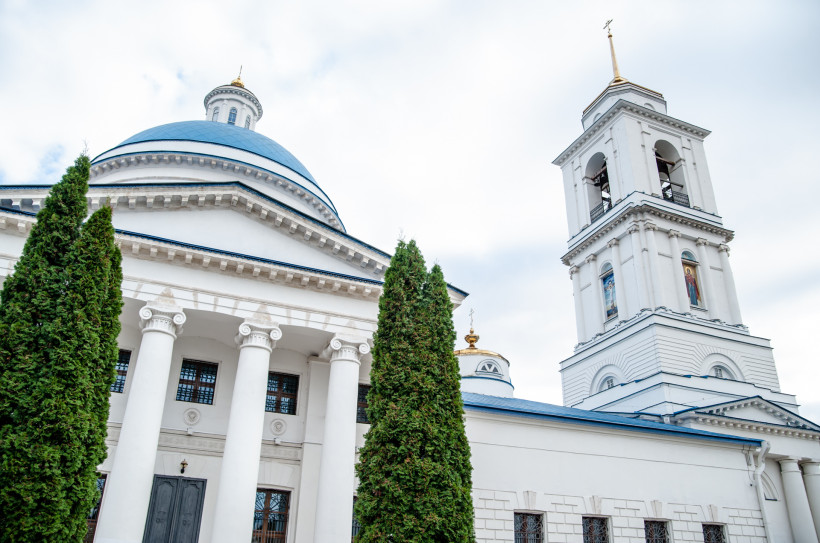 Собор Николы белого в Серпухове. Церковь Николы белого. Церковь Серпухов Николы белого ночью. Храм Николы белого в Серпухове фото.